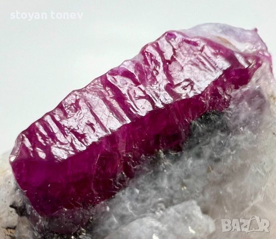 Добре оформен и много красив Рубин кристал върху матрица! 34кт.!, снимка 1 - Арт сувенири - 44297706