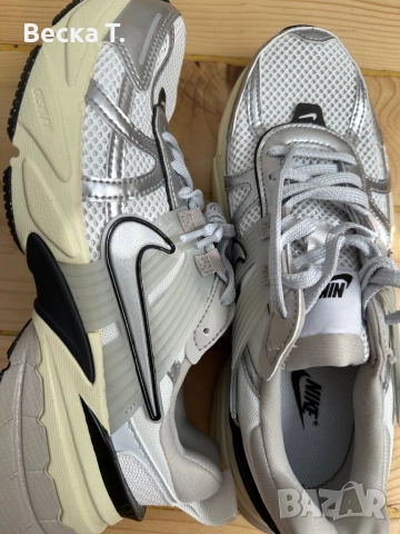 Чисто нови кецове Nike V2K Run, размер 37.5, снимка 2 - Маратонки - 51565092