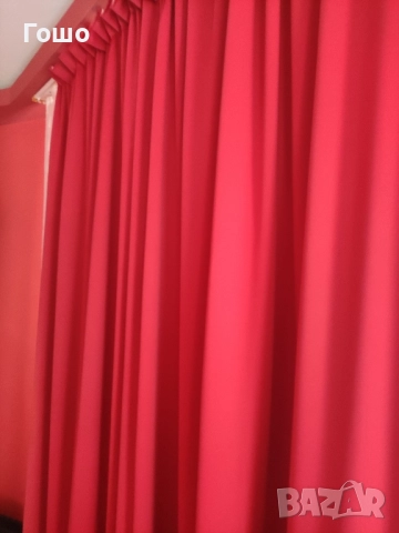 Червени плътни завеси 
