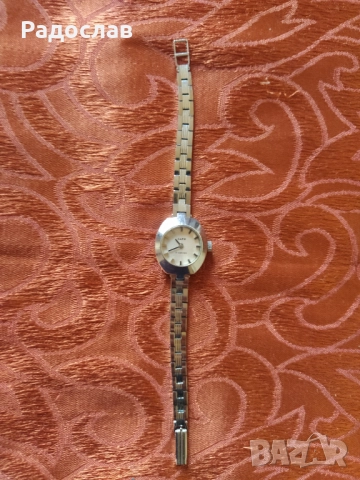 стар механичен часовник Заря