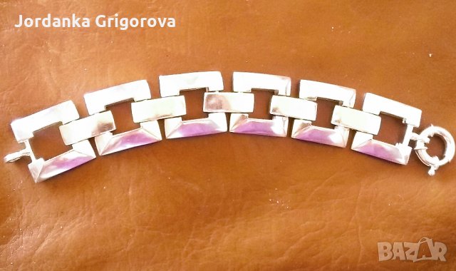 Сребърна, масивна, много стилна гривна