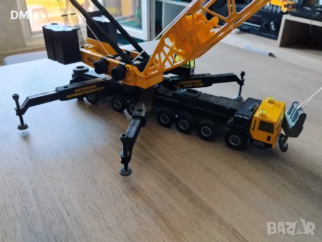 SIKU Супер серия 4310 Кран с решетъчна стрела Liebherr, снимка 2 - Колекции - 56059543