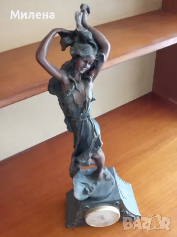 Статуетка с часовник