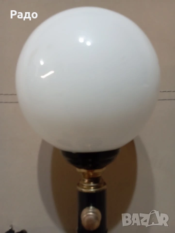 Комплект от две красиви лампи с бели сферични стъклени абажури, снимка 4 - Настолни лампи - 53379704