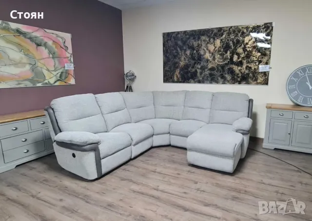 Сив ъглов диван от плат La-z-boy с електрически релаксиращ механизъм