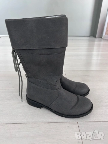 Дамски ботуши носени са веднъж