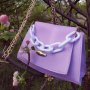 Дамска чанта от еко кожа , лилава, с бяла верига, снимка 1 - Чанти - 35926232