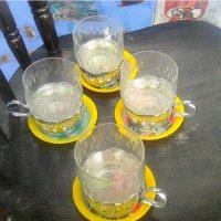 Четири чаши с подстакани и пластмасови чинийки, снимка 2 - Други ценни предмети - 41289537