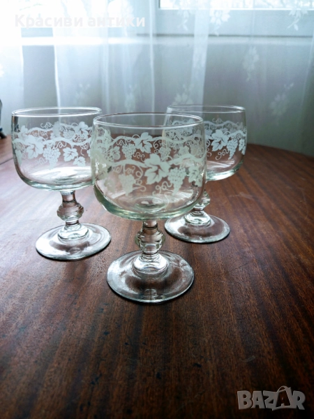 Кристални чаши, френски 3 б-р, старинни, рьчно гравирани за вино с печат, снимка 1