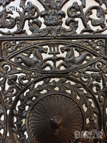 Масивна  чугунена чиния която е отлята и е за окачване на стена.Изцяло богато украсена с ажурна деко, снимка 3 - Антикварни и старинни предмети - 52771782