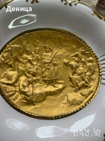 Рядка розова бонбониера Сцената, изобразена на позлатената релефна чиния представлява “Крал Карел IV, снимка 9 - Чинии - 52682827