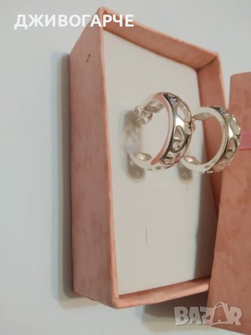 Нови, сребърни обеци. Поставени в подаръна кутия.