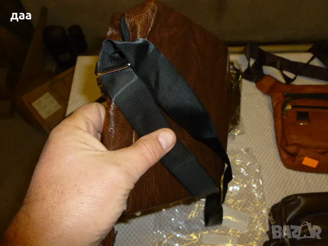 продавам компактна кожена чанта през рамо, снимка 3 - Чанти - 49009795