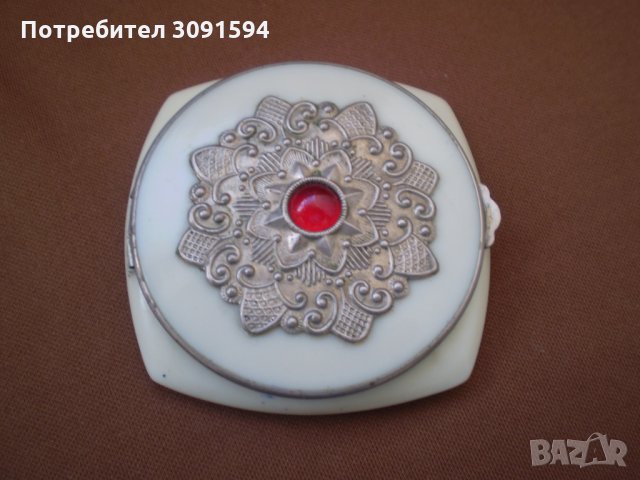 РЕТРО ПУДРИЕРА БАКЕЛИТ С МЕТАЛЕН  ОБКОВ С ОГЛЕДАЛО, снимка 2 - Колекции - 34073508