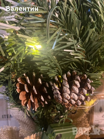 Изкуствена Коледна елха 92см със сняг, 50 светодиода, 10 горски плодове и 10 шишарки, снимка 6 - Декорация за дома - 52314984