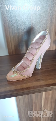 Дамски ток декорация