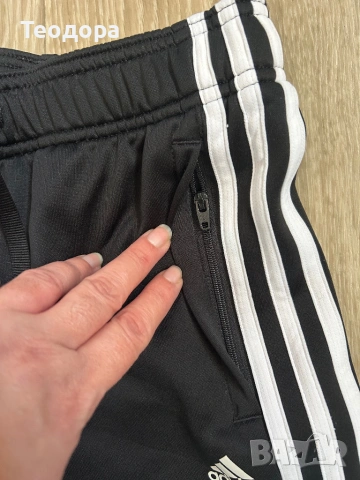Детско  долнище Адидас, снимка 3 - Детски анцузи и суичери - 53579159