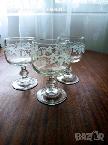 Кристални чаши, френски 3 б-р, старинни, рьчно гравирани за вино с печат