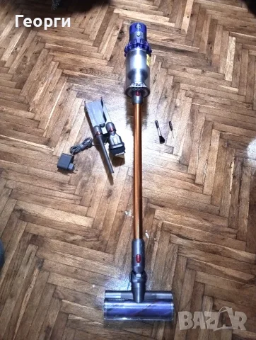 Отлична прахосмукачка Dyson V10 с добра батерия и аксесоари