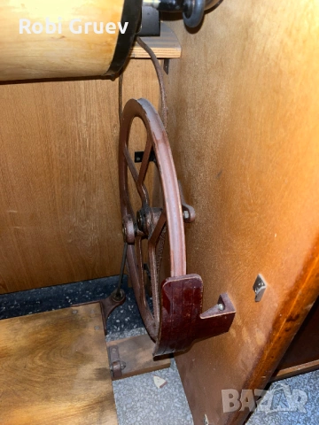 Оригинална крачна шевна машина Union в дървен шкаф, снимка 3 - Шевни машини - 53023897
