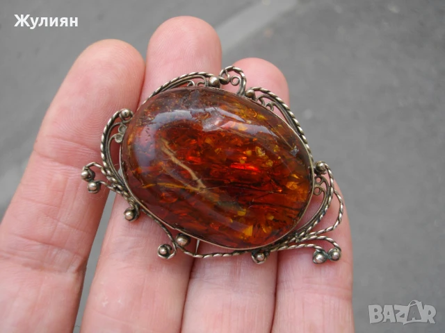 СТАРА ГОЛЯМА БРОШКА С КЕХЛИБАР 