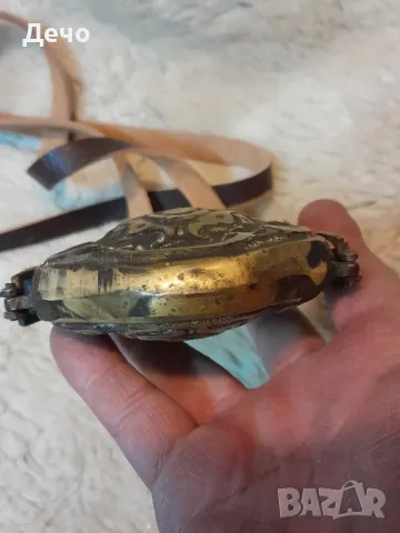 Масивна 0.7кг Месингова барутница в добро ,запазено и автентично състояние.С ново кожено коланче, снимка 5 - Антикварни и старинни предмети - 48356409