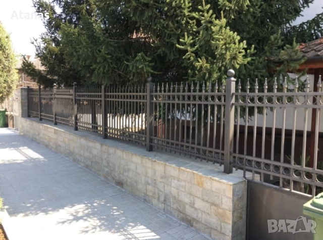 Метална масивна ограда от метални профили и орнаменти