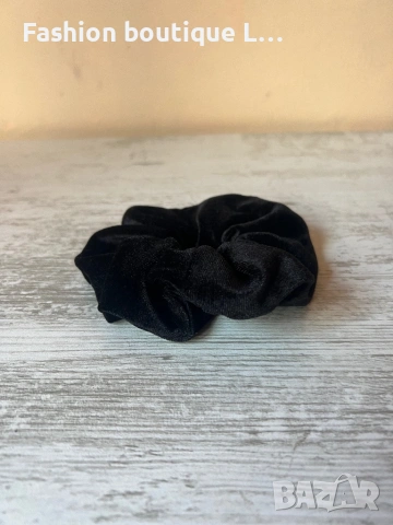 Велурено черно скрънчи тип текстилен ластик за коса 🖤, снимка 2 - Аксесоари за коса - 53120349
