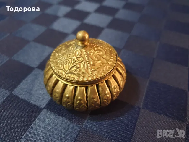 Малка месингова богато инкрустирана кутийка, снимка 2 - Антикварни и старинни предмети - 47905289