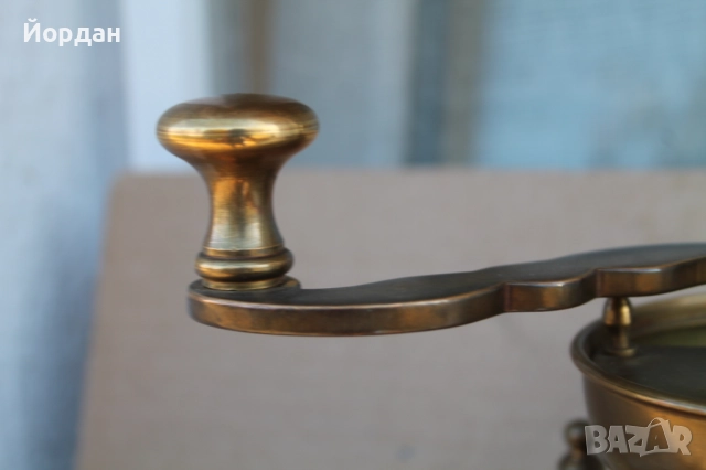 Мелница за кафе от месинг, снимка 2 - Антикварни и старинни предмети - 51795724