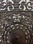 Масивна  чугунена чиния която е отлята и е за окачване на стена.Изцяло богато украсена с ажурна деко, снимка 3
