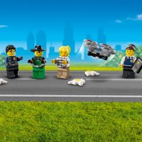 LEGO® City Police 60315 - Полицейски мобилен команден център в камион, снимка 5 - Конструктори - 35671589