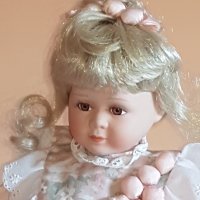 Порцеланова кукла със стойка , снимка 2 - Кукли - 41745792
