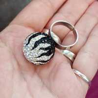 Нов сребърен пръстен с регулация, проба 925 / топка в черно бяло с кристали "Swarovski" , снимка 2 - Пръстени - 29670193