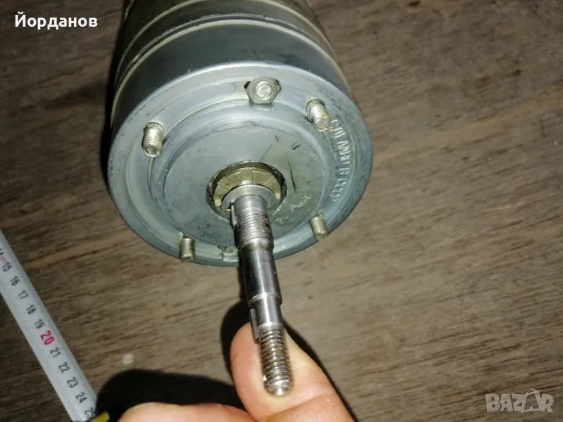 Ел. Двигател 12 волта ,220вата,руски , снимка 1