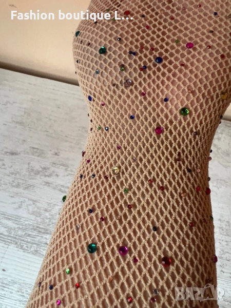 Нов телесен чорапогащник ситна мрежа с цветни блестящи камъчета по цялата дължина и ластик в талията, снимка 1