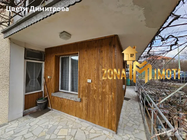 Продавам триетажна къща с целогодишен достъп , снимка 2 - Къщи - 49514830