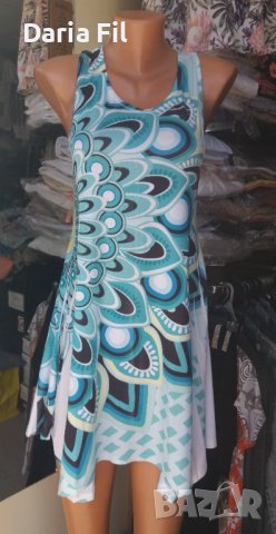 Бяла рокля с щампа в синьо-жълто-черно цветове и камъчета по нея, снимка 1