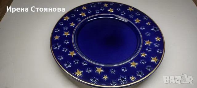 Керамично плато в кобалтово синьо, златен кант и коледен мотив. Ръчно рисувана златна декорация