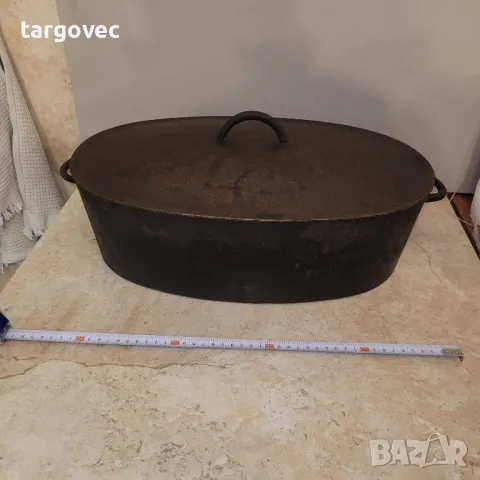 огромен старинен чугунен съд за печене