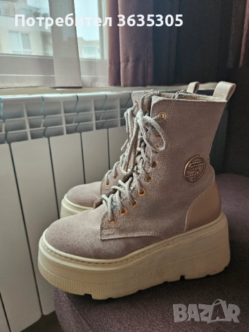 Боти от естествен велур и кожа със топъл хастар.Обути само веднъж