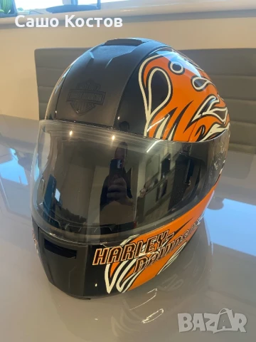 3 броя Каски Harley-Davidson , Ръкавици , Кърпа за глава.