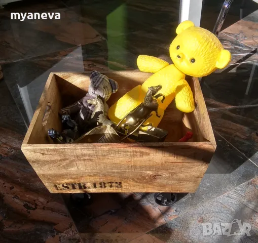 Vintage  шкаф от дъб с ръчно ковани колела , за играчки , вино , декорация . , снимка 2 - Декорация за дома - 48105691