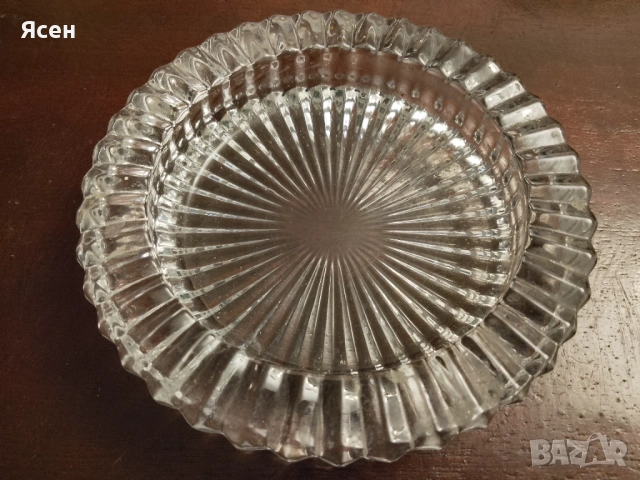 Пепелник.Красиво,качествено,чешко стъкло.