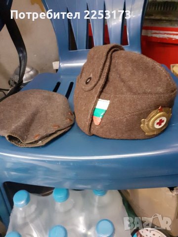 Зимна бойна шапка на военен лекар и кожух за манерка