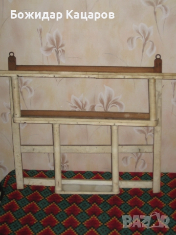 Стара дървена поставка, за порцеланови буркани. Цена 37 лева(18.92 €). Пращам по Еконт.