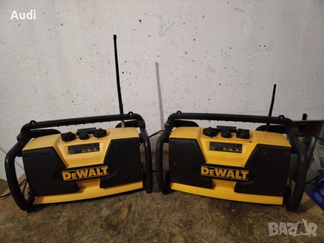 Строително радио DEWALT 18V 2.8A Model: DW 911 захванаане на 220V и с батерия. Без налична батерия! 