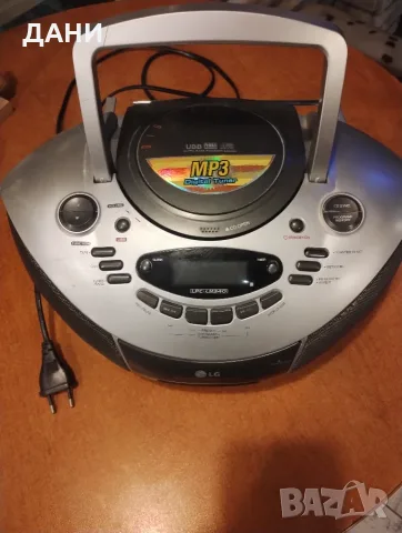 Продава ретро радио касетофон с CD ,MP3, касетки и касетки към него, снимка 3 - Радиокасетофони, транзистори - 56107540
