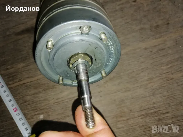 Ел. Двигател 12 волта ,220вата,руски 