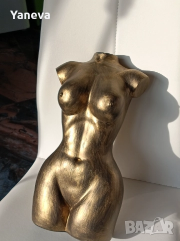 Скулптура на женски торс в елегантен златист цвят. , снимка 4 - Статуетки - 52829361